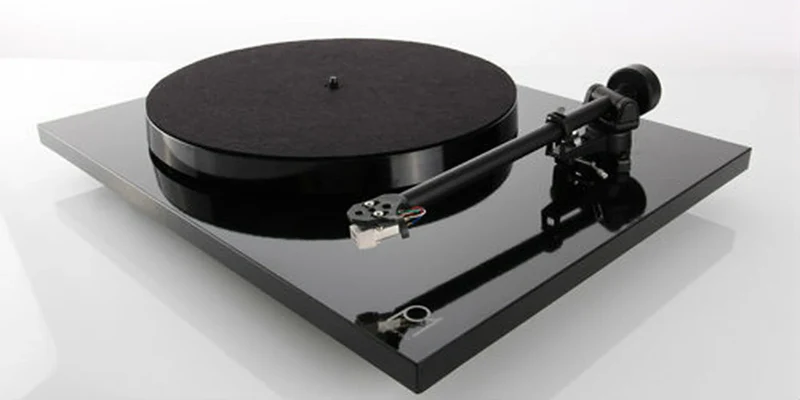 REGA Planar 1 - Table tournante « Plug and Play » avec cartouche carbon