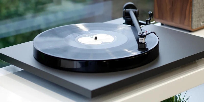 REGA Planar 1 - Table tournante « Plug and Play » avec cartouche carbon