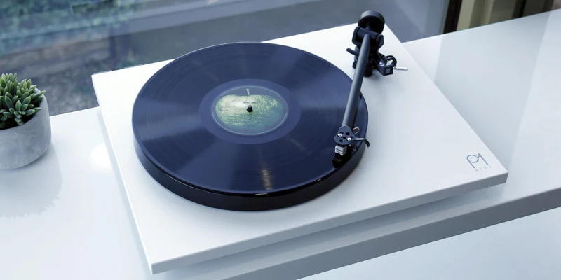 REGA Planar 1 - Table tournante « Plug and Play » avec cartouche carbon