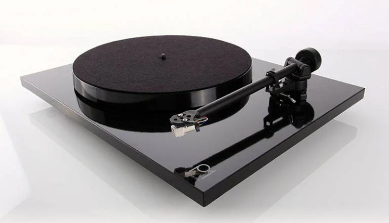 REGA Planar 1 Plus - Table tournante « Plug and Play » avec avec Fono Mini A2D