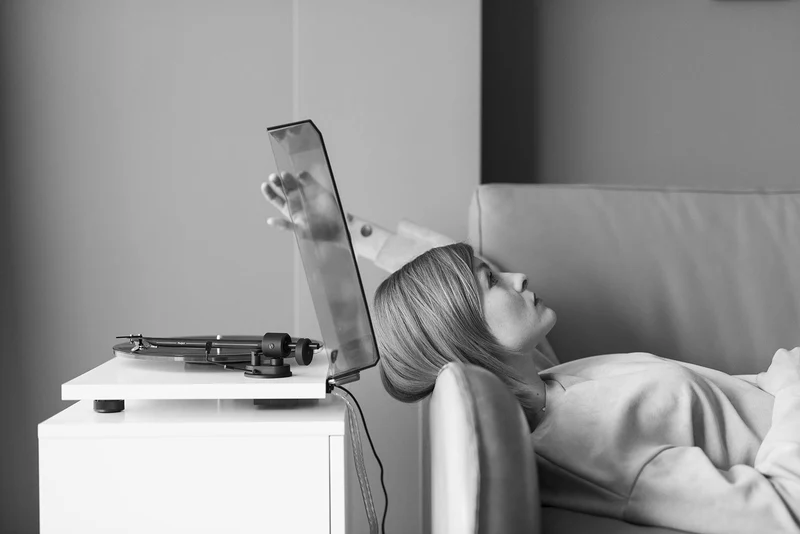Pro-Ject T1 - Table tournante haute fidélité avec cartouche Ortofon OM 5E (Blanche)