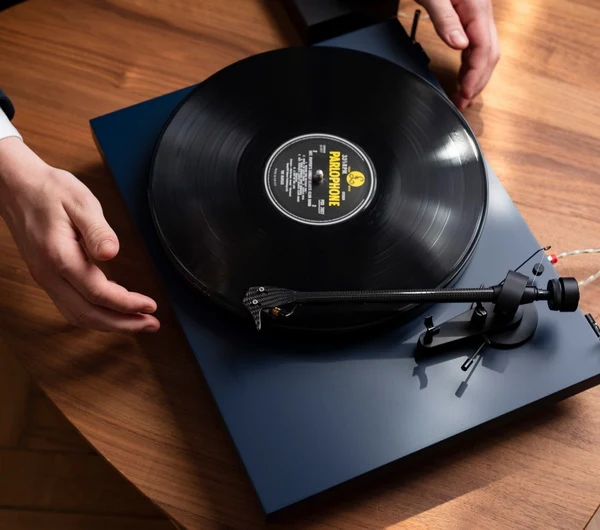 Pro-Ject Debut Carbon EVO - Table tournante de conception parfaite