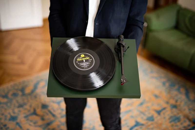 Pro-Ject Debut Carbon EVO-N - Table tournante de conception parfaite finition Piano Noir