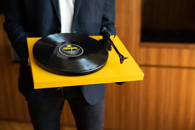 Pro-Ject Debut Carbon EVO-N - Table tournante de conception parfaite finition Piano Noir