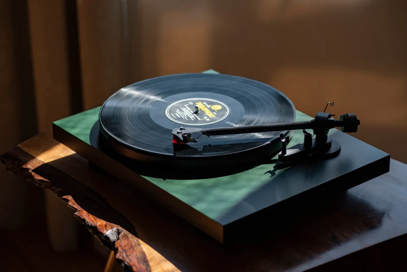 Pro-Ject Debut Carbon EVO-N - Table tournante de conception parfaite finition Piano Noir