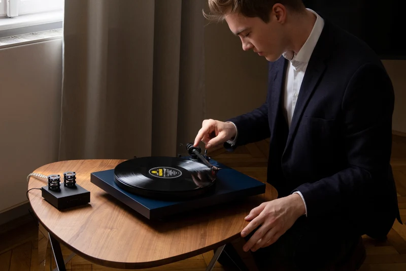 Pro-Ject Debut Carbon EVO-N - Table tournante de conception parfaite finition Piano Noir