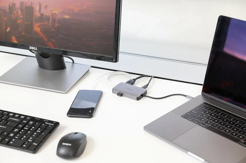 Station d'accueil USB-C avec mode alternatif DP pour un seul écran 4K HDMI/VGA avec technologie Power Delivery 100 W et fonction pass-through